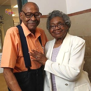 Os americanos Lena Henderson e Roland Davis voltaram a se casar após 48 anos do divorcio 