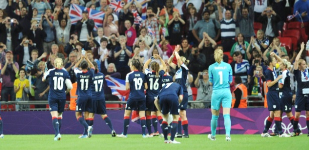 Time britânico de futebol feminino comemora vitória sobre o Brasil com a torcida que lotou Wembley