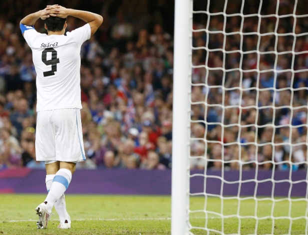 Atacante uruguaio Luis Suarez lamenta chance perdida por sua seleção em partida contra o Reino Unido, no Millennium Stadium em Cardiff
