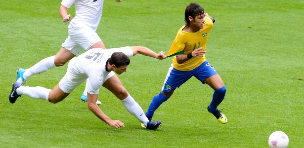 Defensor da Nova Zelândia tenta segurar Neymar pela camisa em partida desta quarta-feira