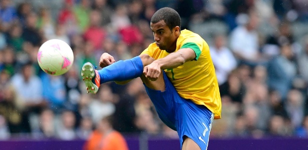 Lucas se estica para dominar a bola durante jogo da seleção brasileira