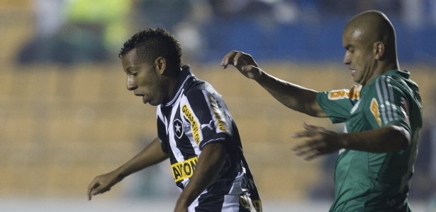 Sebastião Moreira/EFE Vitor Jr perdeu uma chance clara de gol no primeiro tempo ao chutar em cima de Bruno