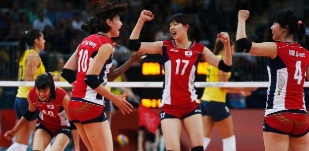 Sul-coreanas comemoram ponto marcado em cima da seleção brasileira de vôlei