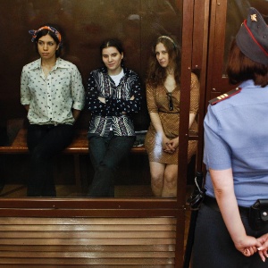 Reuters Nadezhda Tolokonnikova (esq), Yekaterina Samutsevich (c) e Maria Alyokhina, da banda "Pussy Riot", acompanham julgamento em Moscou