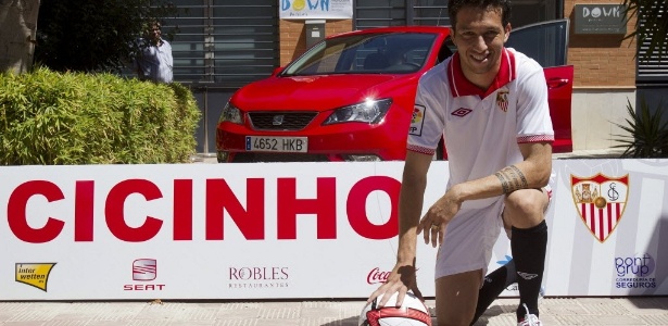 Cicinho, ex-Palmeiras, foi apresentado oficialmente ao Sevilla 