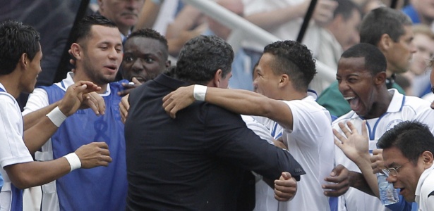 Atacante Martinez abraça o técnico Luis Fernando Suárez para comemorar o 1º gol de Honduras