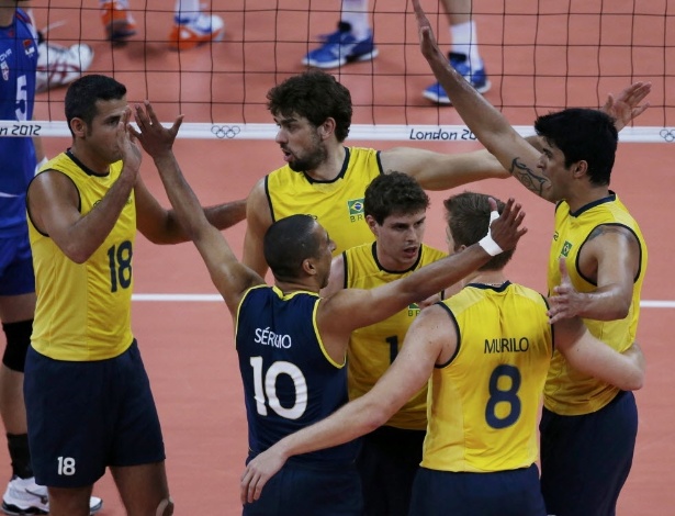 Jogadores da seleção brasileira masculina de vôlei comemora ponto na vitória sobre a Sérvia