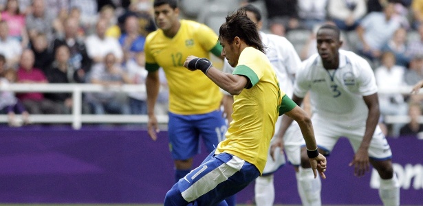 Neymar não ligou para as vaias e participou de todos os gols da vitória diante de Honduras