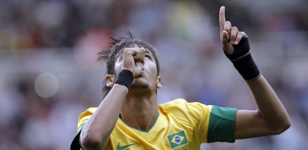 Neymar comemora gol de pênalti na partida entre Brasil e Honduras, pelos Jogos de Londres