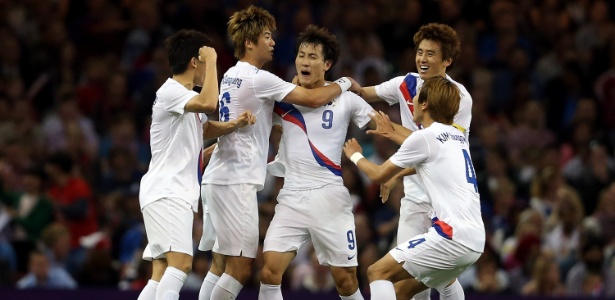 Jogadores da Coreia do Sul comemoram a classificação diante da seleção do Reino Unido