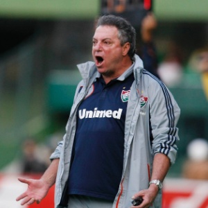 Abel Braga, técnico do Fluminense, disse que banco atrás do gramado era horrível