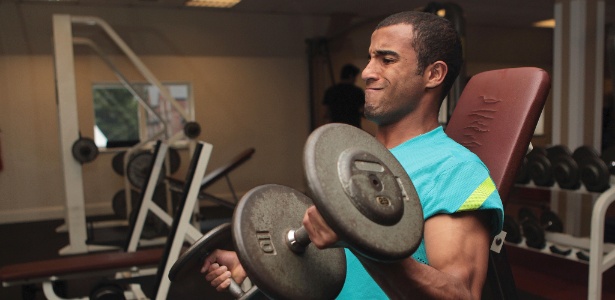 Lucas se esforça para levantar peso durante treino na academia, em Manchester (05/08/2012)
