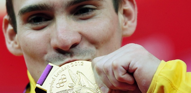 Arthur Zanetti beija medalha de ouro conquistada na argola nos Jogos de Londres