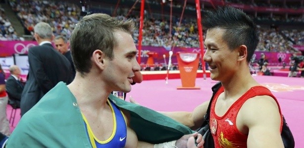 Campeão Arthur Zanetti cumprimenta o chinês Yibing Chen, que ficou com a prata nas argolas