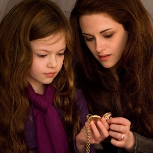 Imagen de "The Twilight Saga: Breaking Dawn - Part 2" muestra a Bella (Kristen Stewart) la entrega de su hija, Renesmee (Mackenzie Foy), un reloj de bolsillo