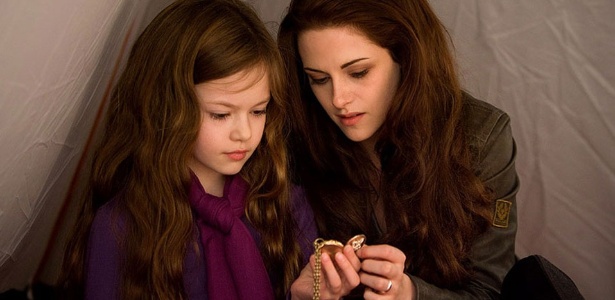 Imagem de A Saga Crepúsculo: Amanhecer - Parte 2 mostra Bella (Kristen Stewart) entregando para a filha, Renesmee (Mackenzie Foy), um relógio de bolso