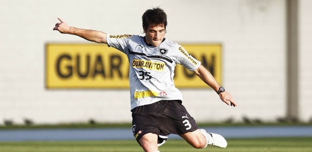 Lodeiro vem treinando com o Botafogo e deve ter primeira chance neste domingo