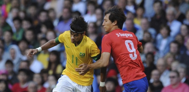 Com marcação apertada de Ji Dongwon, Neymar carrega a bola durante a semifinal dos Jogos de Londres