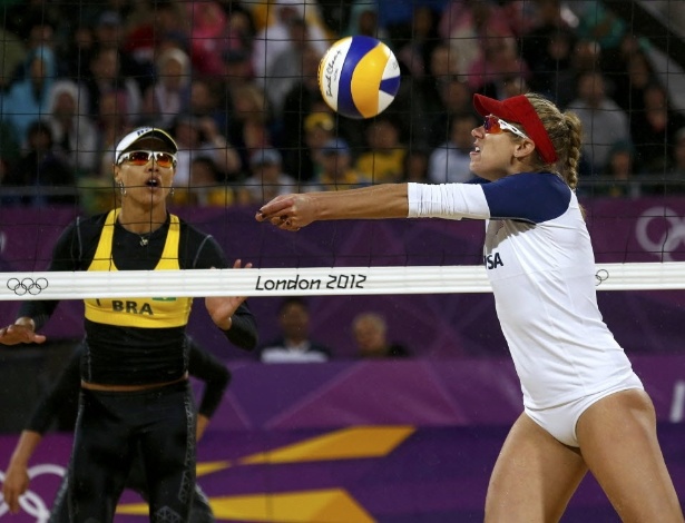 Juliana observa jogada da americana Ross durante a semifinal dos Jogos Olímpicos 