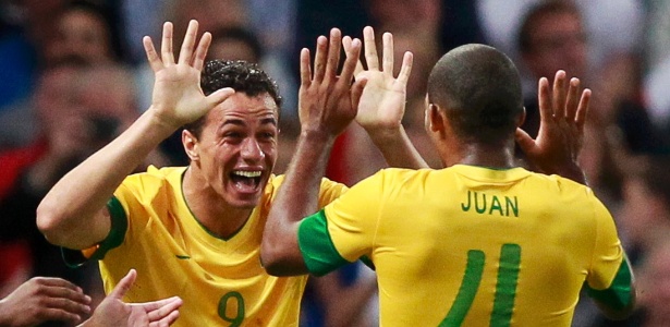 Leandro Damião comemora seu primeiro gol na partida contra a Coreia do Sul com o zagueiro Juan