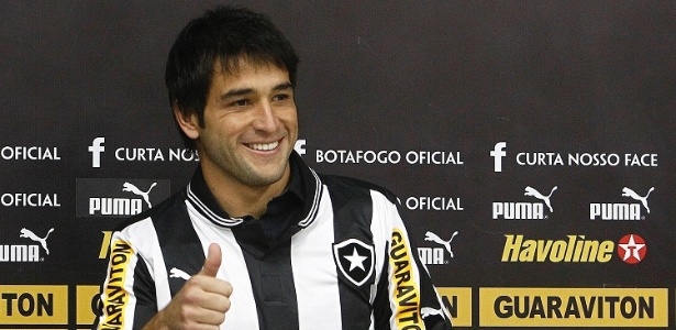 Lodeiro á apresentado e diz que Loco Abreu foi decisivo em sua chegada ao Botafogo