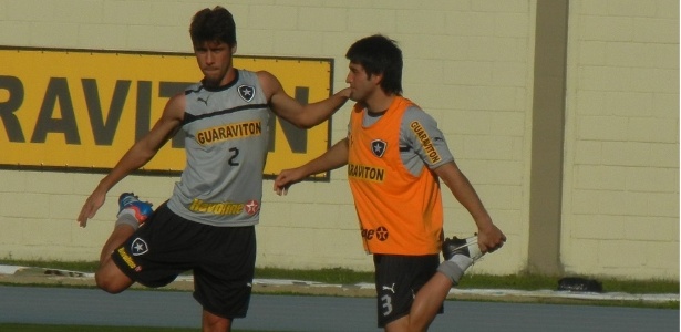 Lodeiro não desgrudou de Fellype Gabriel em seu primeiro treinamento pelo Botafogo
