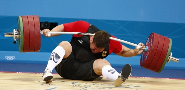 Matthias Steiner falha na tentativa de levantar 196 kg e é atingido no pescoço pela barra 