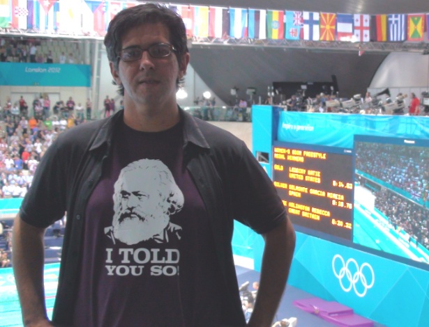 Repórter do UOL exibe camiseta com menção política no parque aquático em Londres