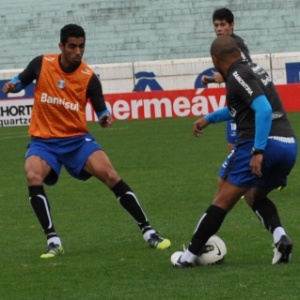 Vilson marca Anderson Pico em treinamento de suplentes do Grêmio e disputa posição para quinta