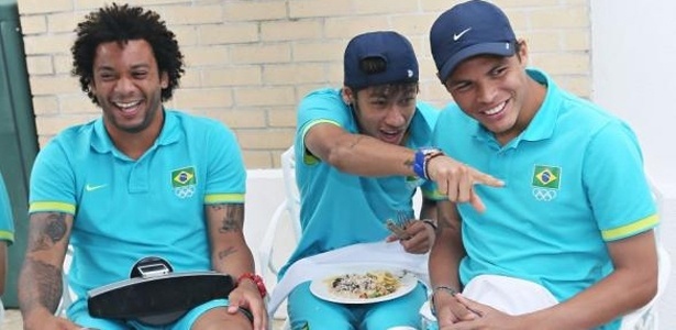 Neymar, Marcelo e Thiago Silva comemoram vaga na final olímpica com churrasco