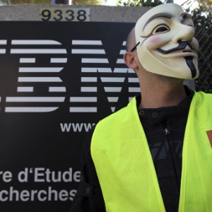 Funcionário da IBM usa máscara do grupo Anonymous