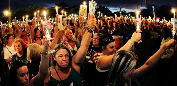 Fãs de Elvis participam de vigília à luz de velas em Graceland durante a Elvis Week de 2011