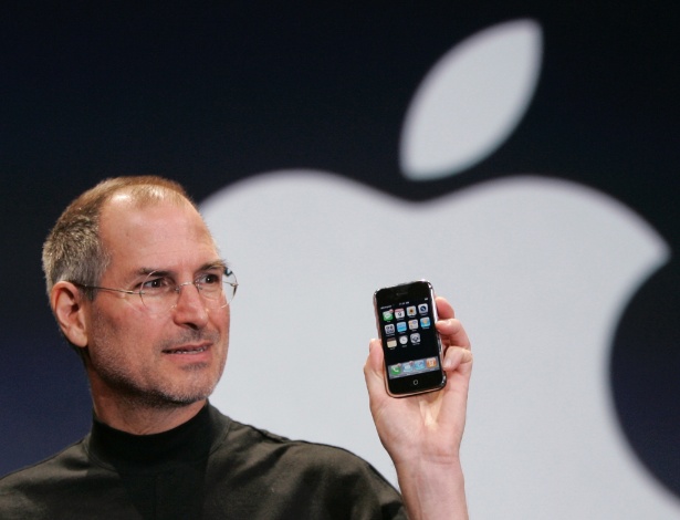 Steve Jobs apresenta a primeira versão do iPhone em janeiro de 2007