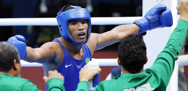 Esquiva Falcão comemora a vitória contra o britânico Anthony Ogogo e a vaga na final