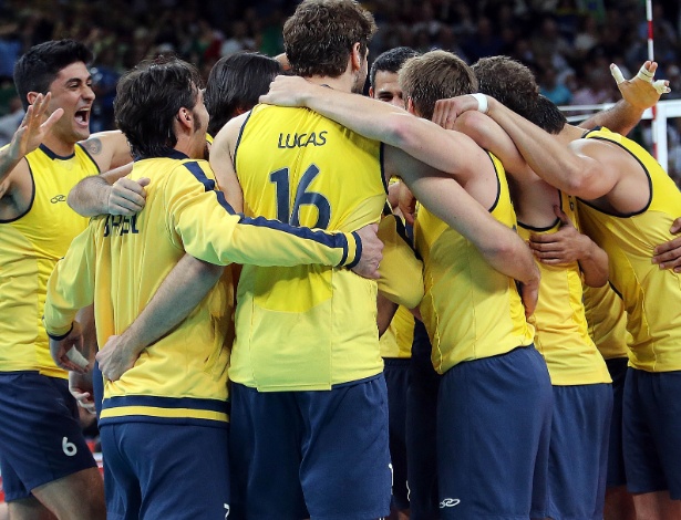 Jogadores do Brasil se abraçam após derrotarem a Itália por 3 sets a 0 na semifinal do vôlei