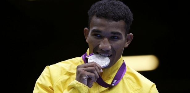 Esquiva Falcão morde a medalha de prata após derrota para o japonês Ryota Murata na categoria até 75 kg