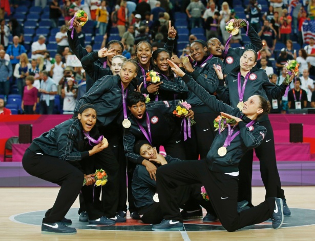 Jogadoras da seleção dos EUA de basquete comemoram ouro, incluindo o gesto do raio de Usain Bolt