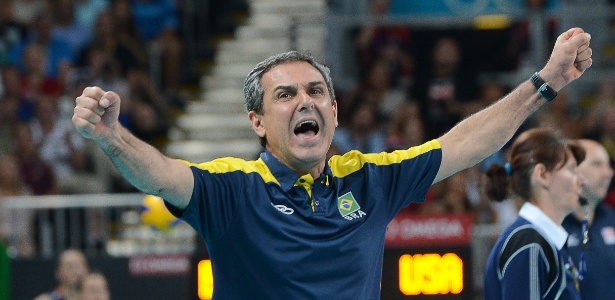 José Roberto Guimarães comandou a seleção nos títulos olímpicos de 2008 e 2012