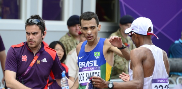Marilson dos Santos cumprimenta adversário norte-americano após completar maratona 