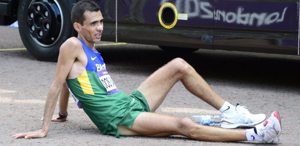 Marílson dos Santos fica no chão após fim da maratona em Londres