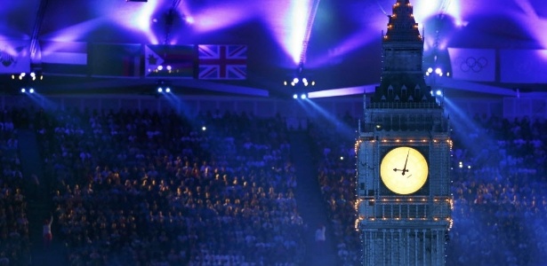 Réplica do Big Ben é mostrada no Estádio Olímpico, na cerimônia de encerramento dos Jogos