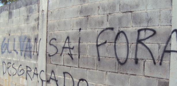 Muro da Toca da Raposa II foi pichado em protesto contra o presidente do Cruzeiro
