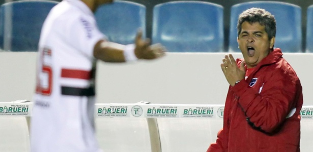 Ney Franco, técnico do São Paulo, boceja durante partida em Barueri