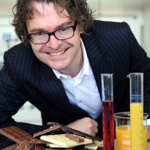 O pesquisador Stefan Bon, da Universidade de Warwick, e os chocolates que desenvolveu