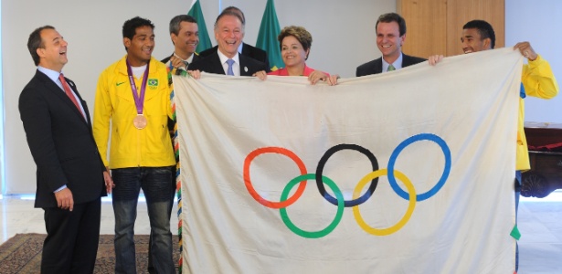 Presidente Dilma Rousseff recebeu bandeira olímpica no Palácio do Planalto