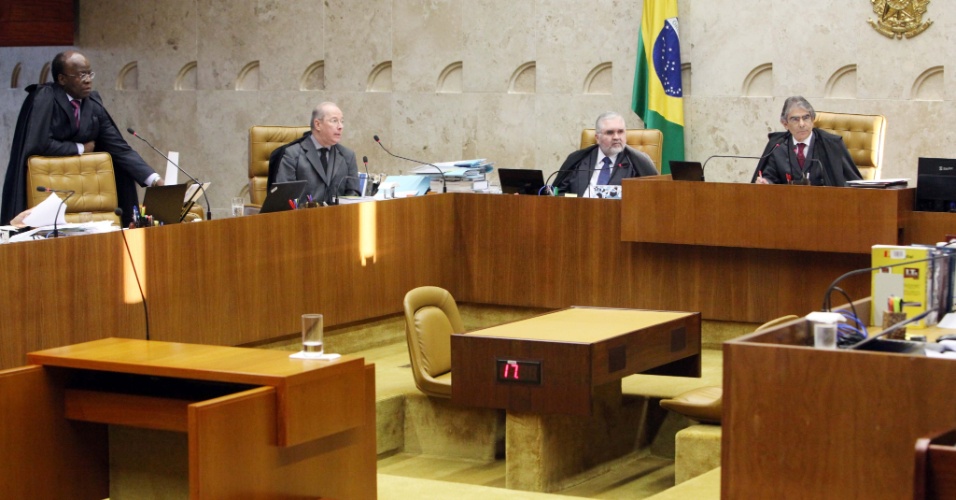  - 15ago2012---ministros-joaquim-barbosa-esq-celso-de-mello-o-procurador-geral-da-republica-roberto-gurgel-e-o-presidente-do-supremo-tribunal-federal-stf-carlos-ayres-britto-acompanham-sessao-do-1345075268247_956x500