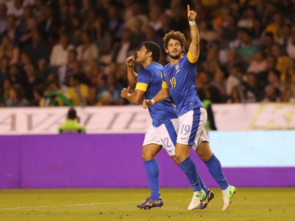 alexandre-pato-e-hulk-comemoram-gol-brasileiro-em-amistoso-contra-a-secia-1345061413160_1024x768.jpg