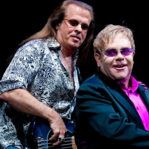 Robert Wayne Birch e Elton John durante show na Philadelphia, em março de 2011