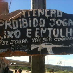 Placa encontrada pelo Bope durante ação no complexo da Maré, no Rio de Janeiro