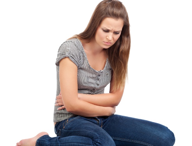 Os sintomas mais comuns da TPM são dor nas mamas, dor de cabeça, fadiga, irritabilidade, depressão, desconforto abdominal, sensação de inchaço no ventre e nos membros inferiores